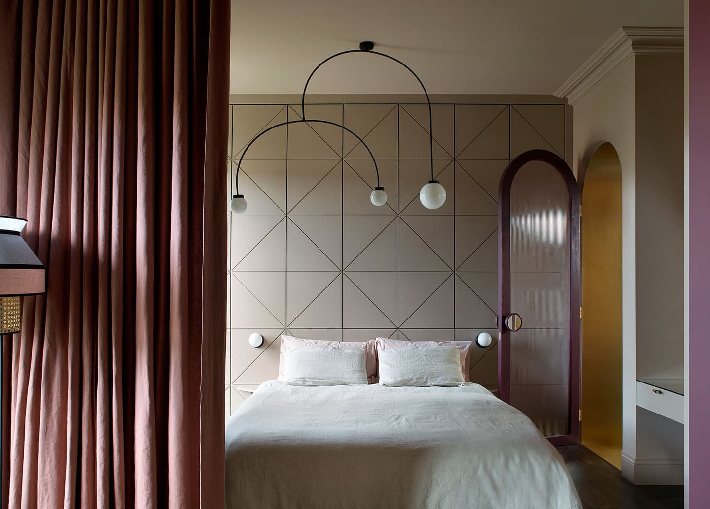 Интерьер с необычными решениями для молодой пары в историческом поместье – проект дизайнера Рошин Лафферти