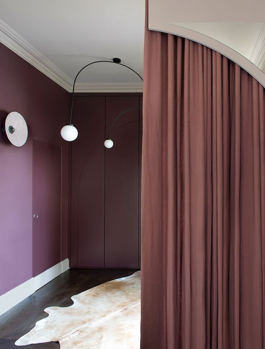 Интерьер с необычными решениями для молодой пары в историческом поместье – проект дизайнера Рошин Лафферти