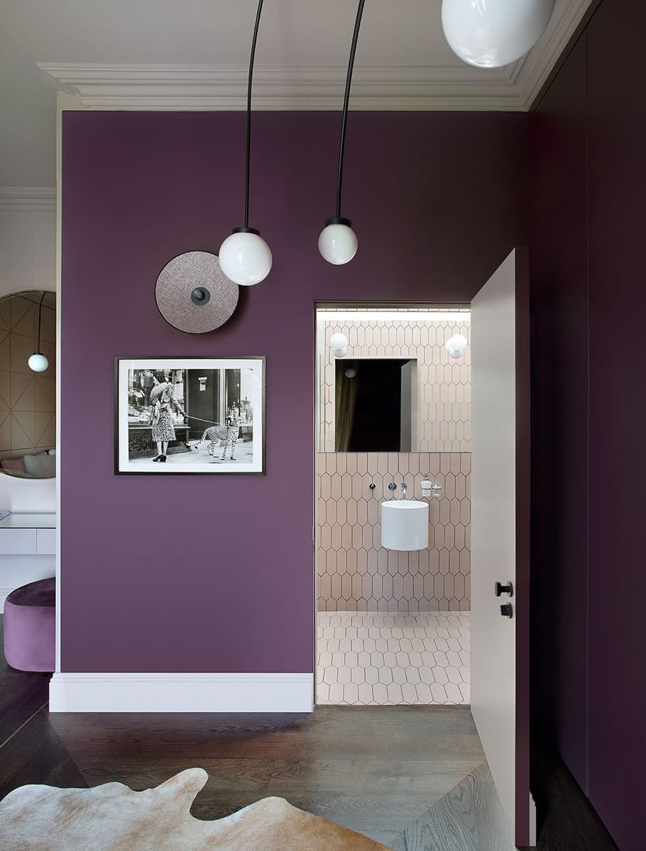 Интерьер с необычными решениями для молодой пары в историческом поместье – проект дизайнера Рошин Лафферти