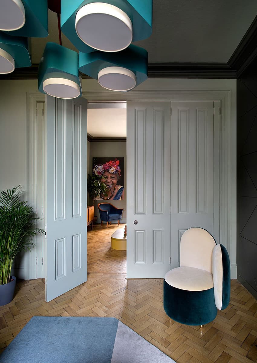 Интерьер с необычными решениями для молодой пары в историческом поместье – проект дизайнера Рошин Лафферти