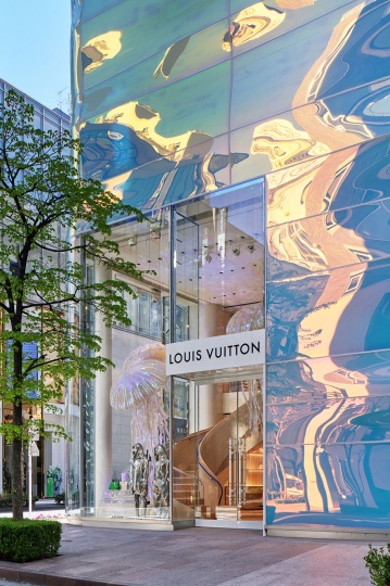 Новый фасад для Louis Vuitton Ginza похож на мерцающий столб воды