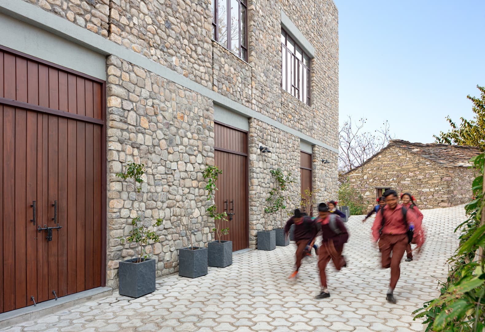 Новый объект для коммьюнити индийской деревни Лодси и компании Forest Essentials. Фото: Noughts And Crosses