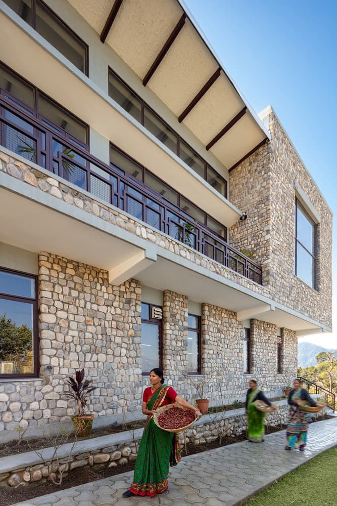 Новый объект для коммьюнити индийской деревни Лодси и компании Forest Essentials. Фото: Noughts And Crosses