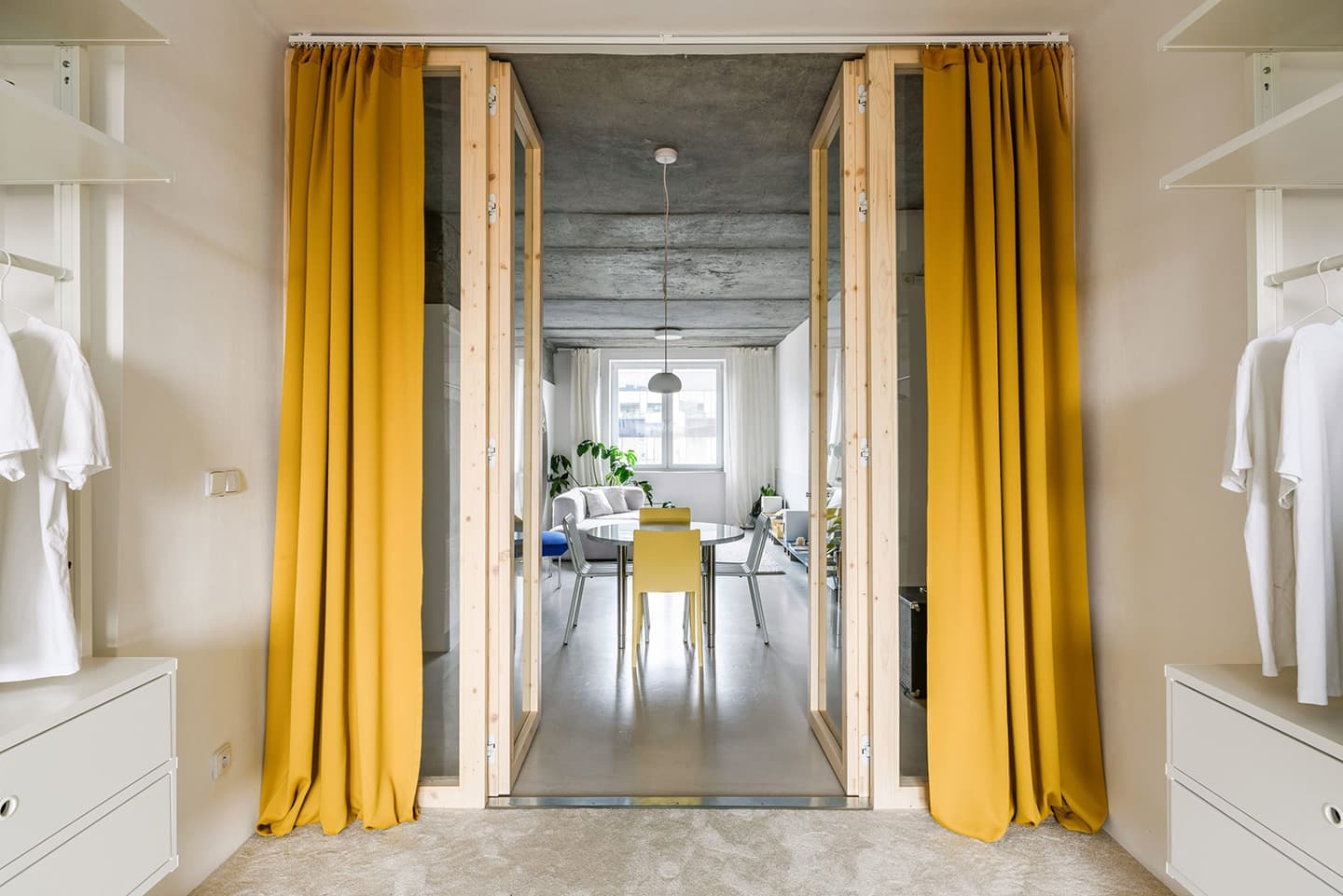 Квартира-студия с круглым проемом в стене – проект архитектора Алана Прекопа