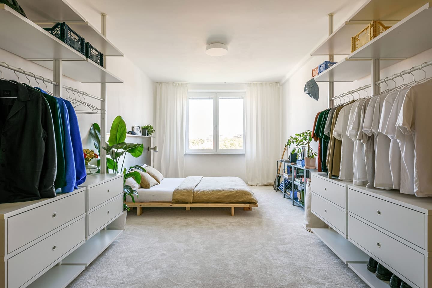 Квартира-студия с круглым проемом в стене – проект архитектора Алана Прекопа