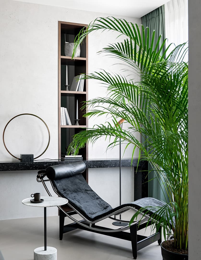 Кресло LC4, Cassina. Апартаменты на Ломоносовском проспекте. Дизайн: Ab-architects