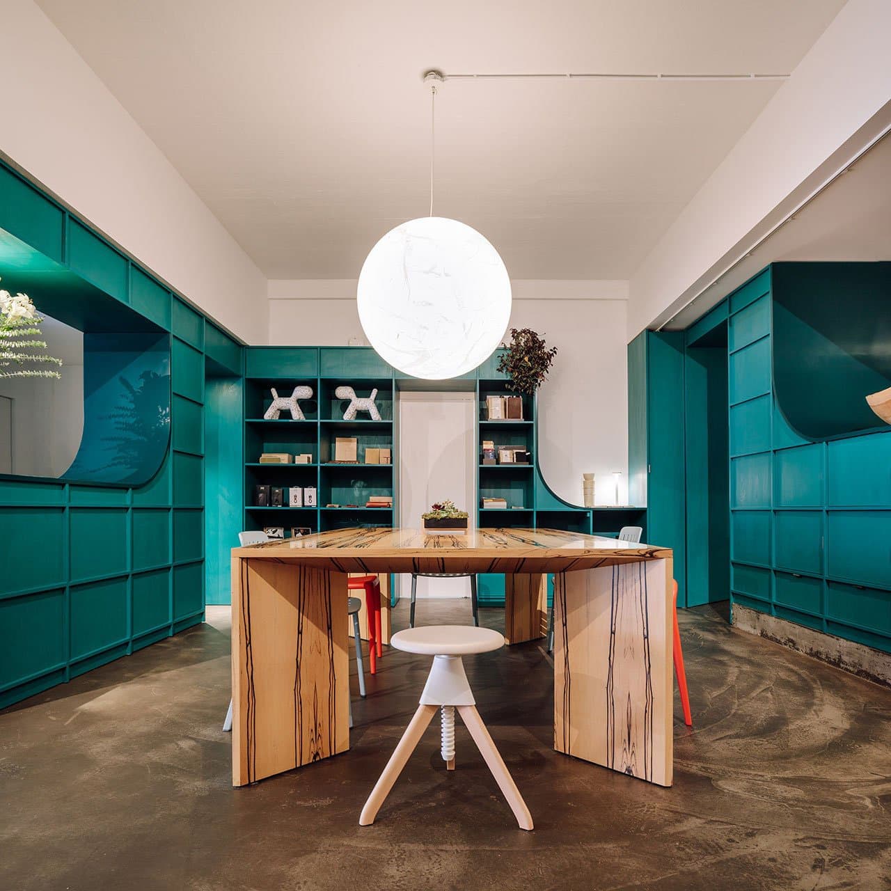 Магазин дизайнерских товаров и творческая лаборатория под одной крышей – проект архитектора Педру Кампоса Кошты