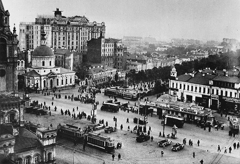 дом Нирнзее возвышается над Тверскои