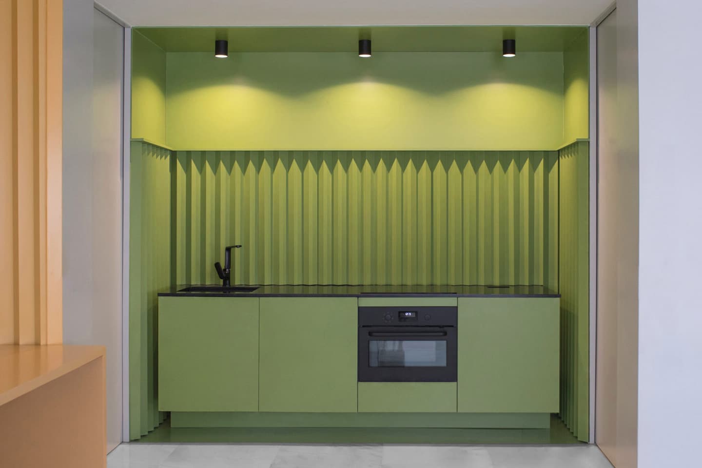 Апартаменты с цветовыми блоками – проект Studio NOJU