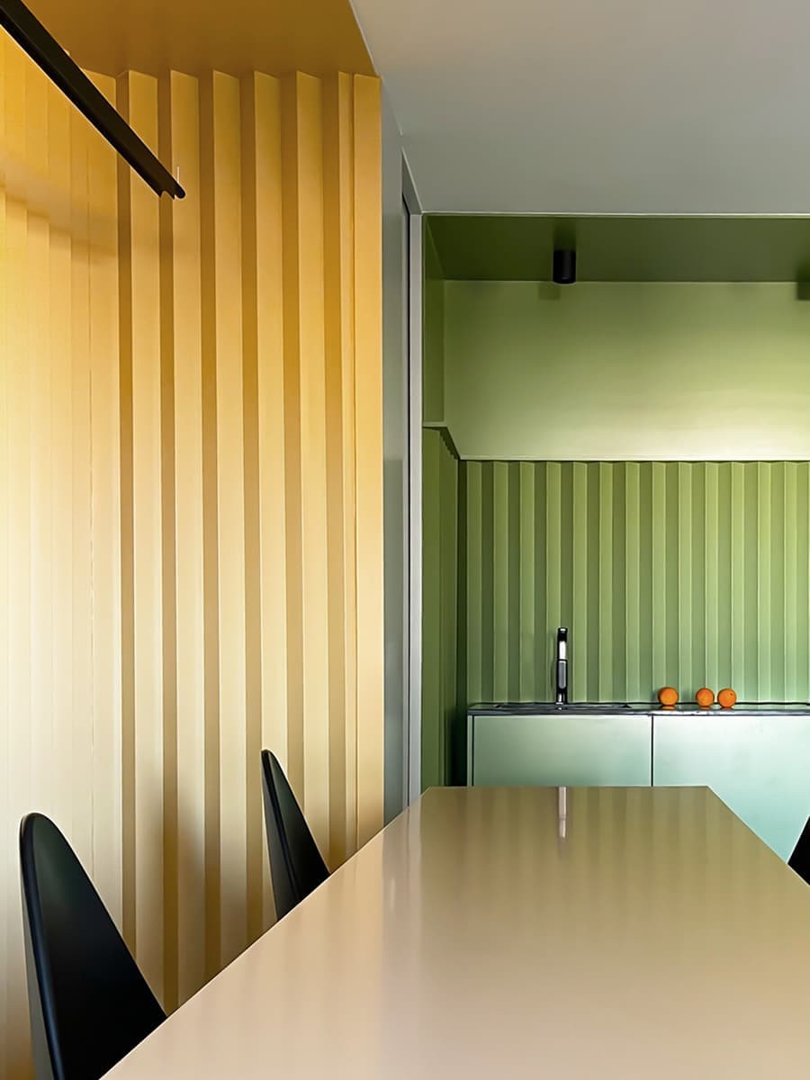 Апартаменты с цветовыми блоками – проект Studio NOJU