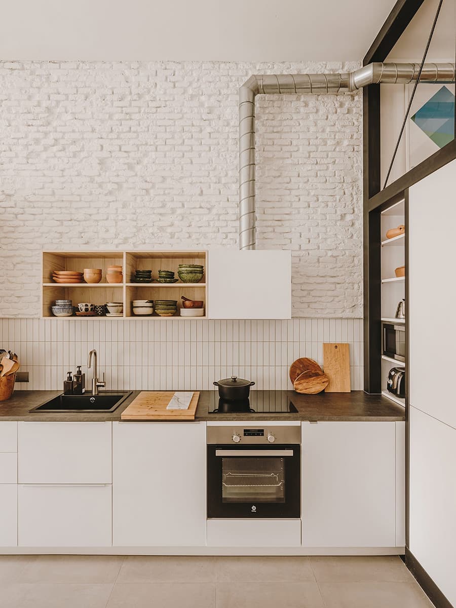 Отреставрированная квартира с четырехметровыми потолками – проект студии Iglesias-Hamelin Arquitectos