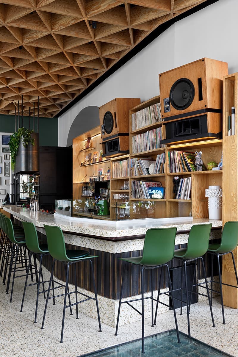 Ресторан в Москве с мебелью Vitra – проект архитектора Агнона Гранота