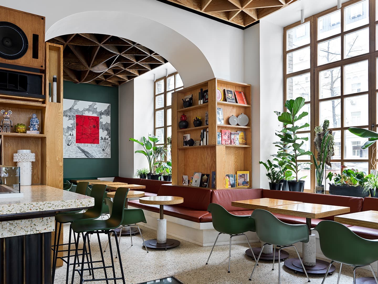 Ресторан в Москве с мебелью Vitra – проект архитектора Агнона Гранота