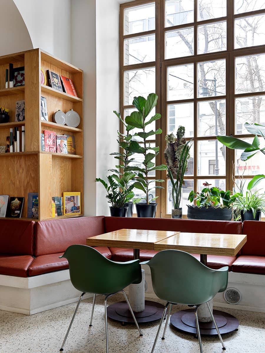 Ресторан в Москве с мебелью Vitra – проект архитектора Агнона Гранота