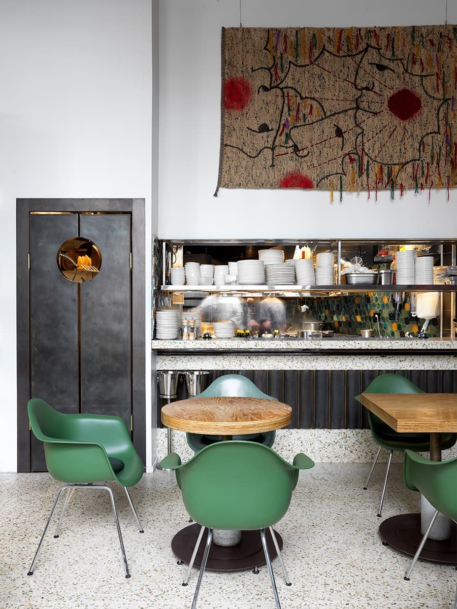 Ресторан в Москве с мебелью Vitra – проект архитектора Агнона Гранота