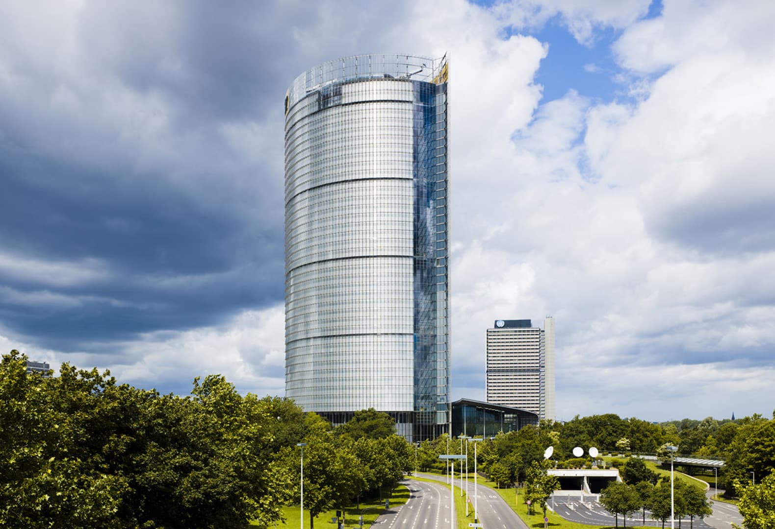 Здание башня. Post Tower Бонн. Здание Deutsche Post в Бонне. Небоскреб Deutsche Post Tower (Бонн, Германия). Murphy Jahn небоскрёб.