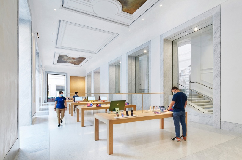 Foster + Partners превратил палаццо в Риме в Apple Store