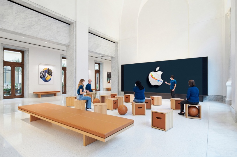 Foster + Partners превратил палаццо в Риме в Apple Store