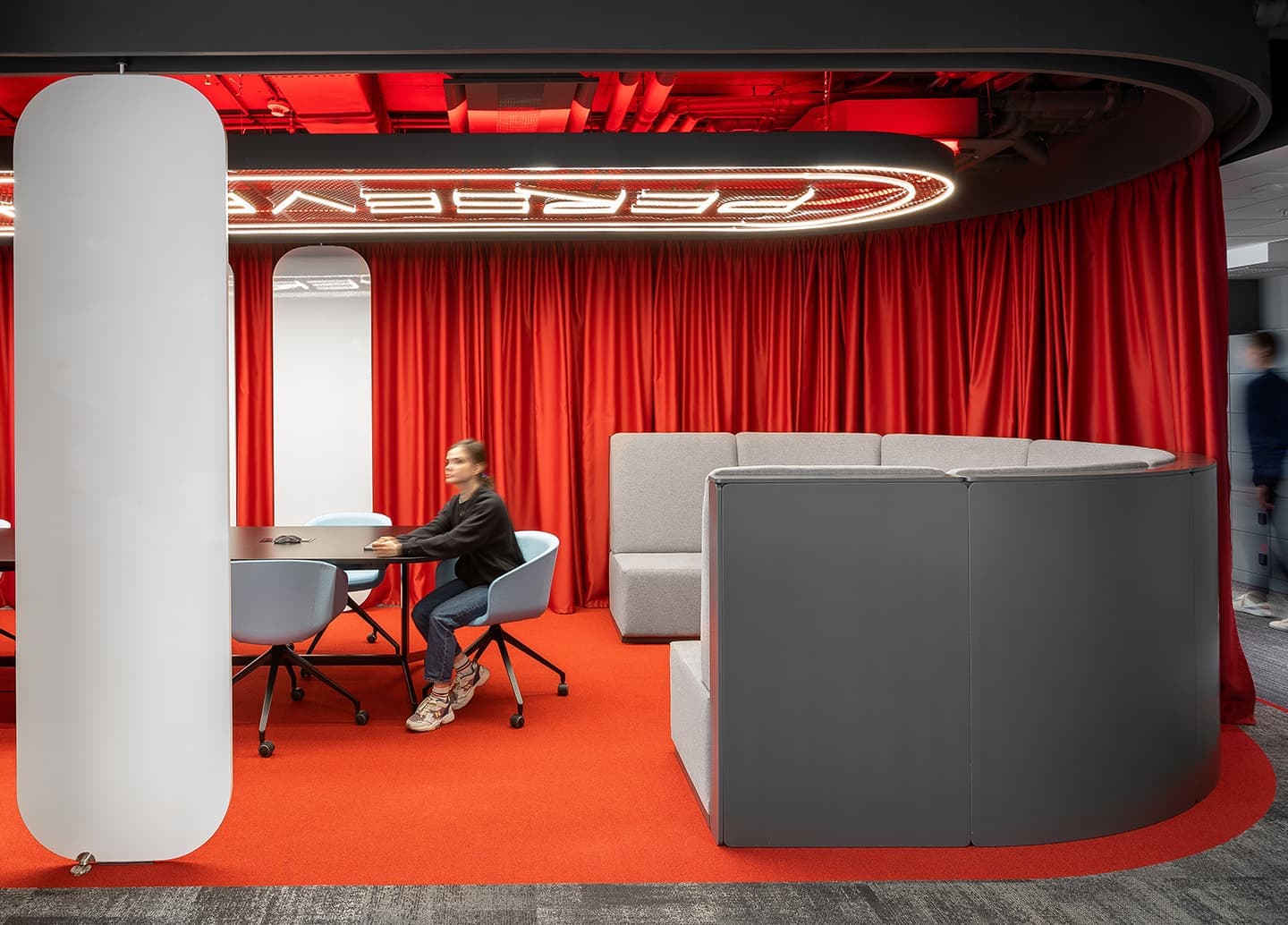 Ретро-футуристичный офис банка – проект студии IND architects