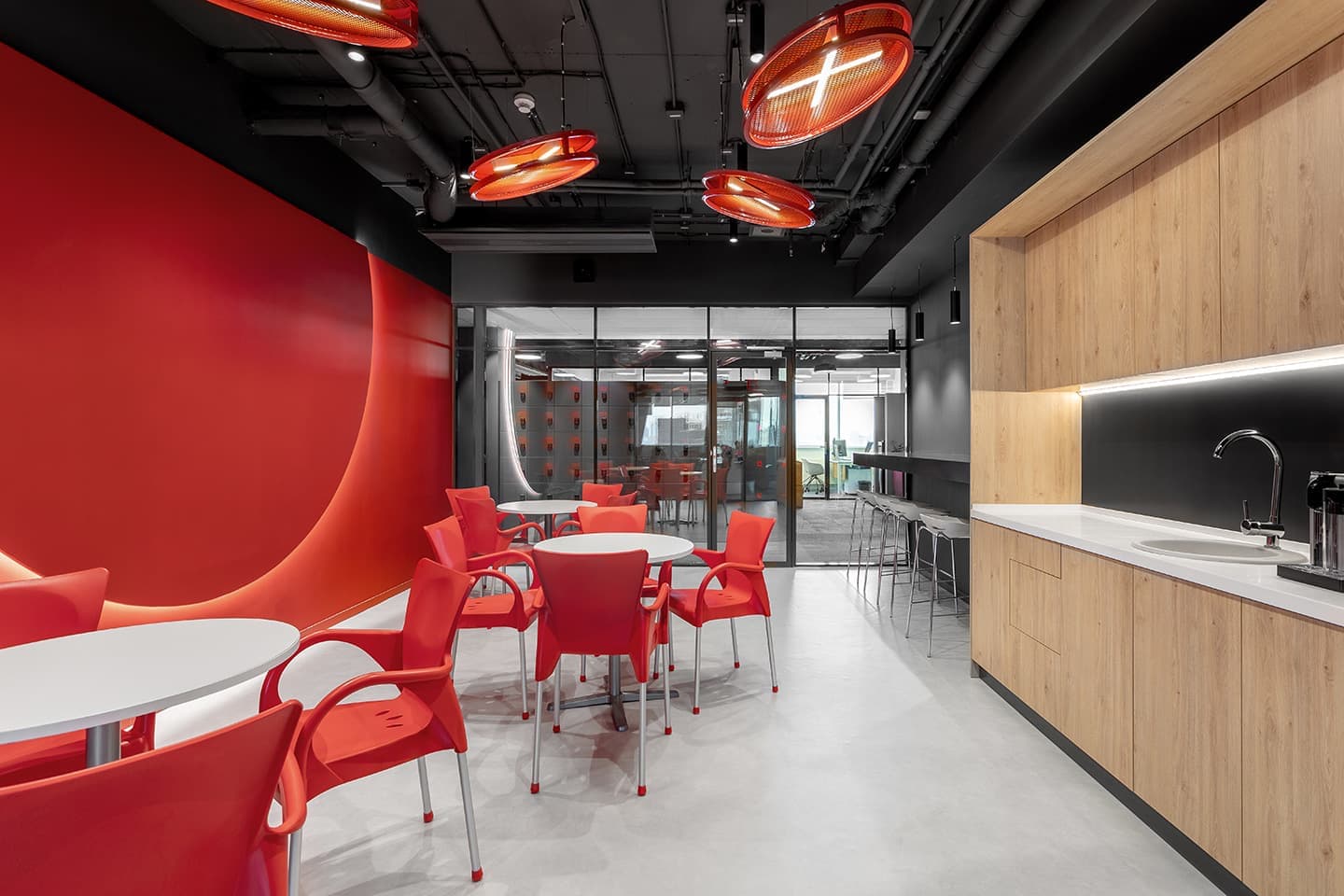 Ретро-футуристичный офис банка – проект студии IND architects