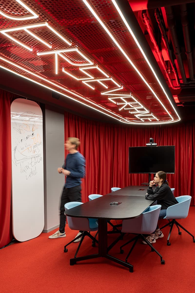 Ретро-футуристичный офис банка – проект студии IND architects