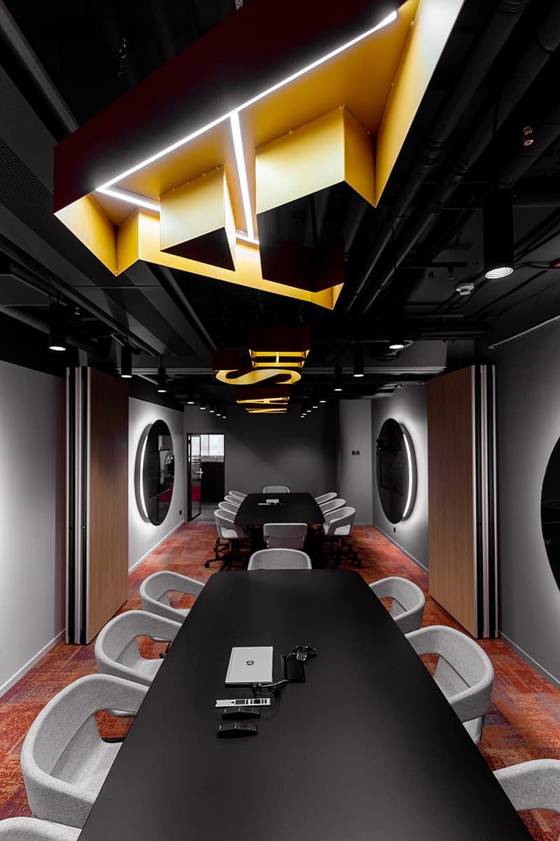 Ретро-футуристичный офис банка – проект студии IND architects