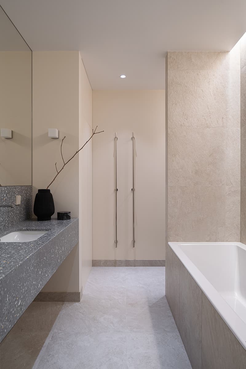 Квартира в бежевых оттенках с контрастными деталями – проект дизайнера Владимира Березина