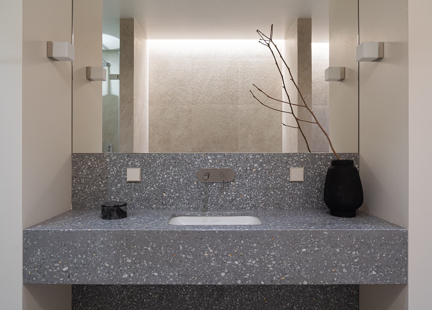 Квартира в бежевых оттенках с контрастными деталями – проект дизайнера Владимира Березина