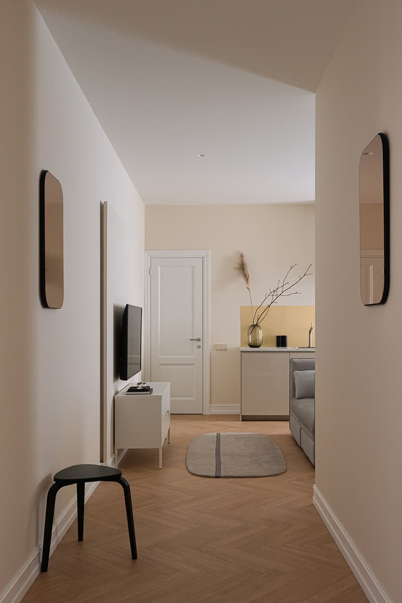 Квартира в бежевых оттенках с контрастными деталями – проект дизайнера Владимира Березина