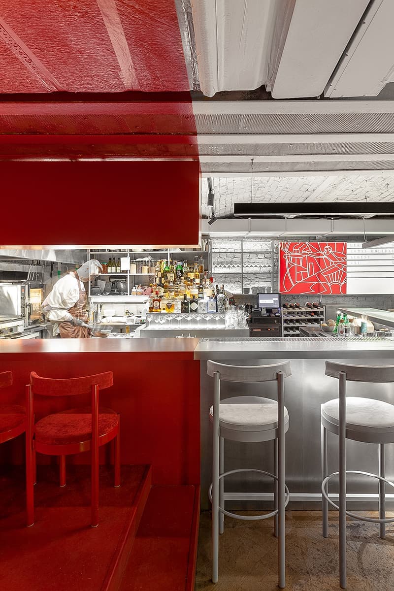 Бар в индустриальном стиле с цветовыми блоками – проект бюро SAGA