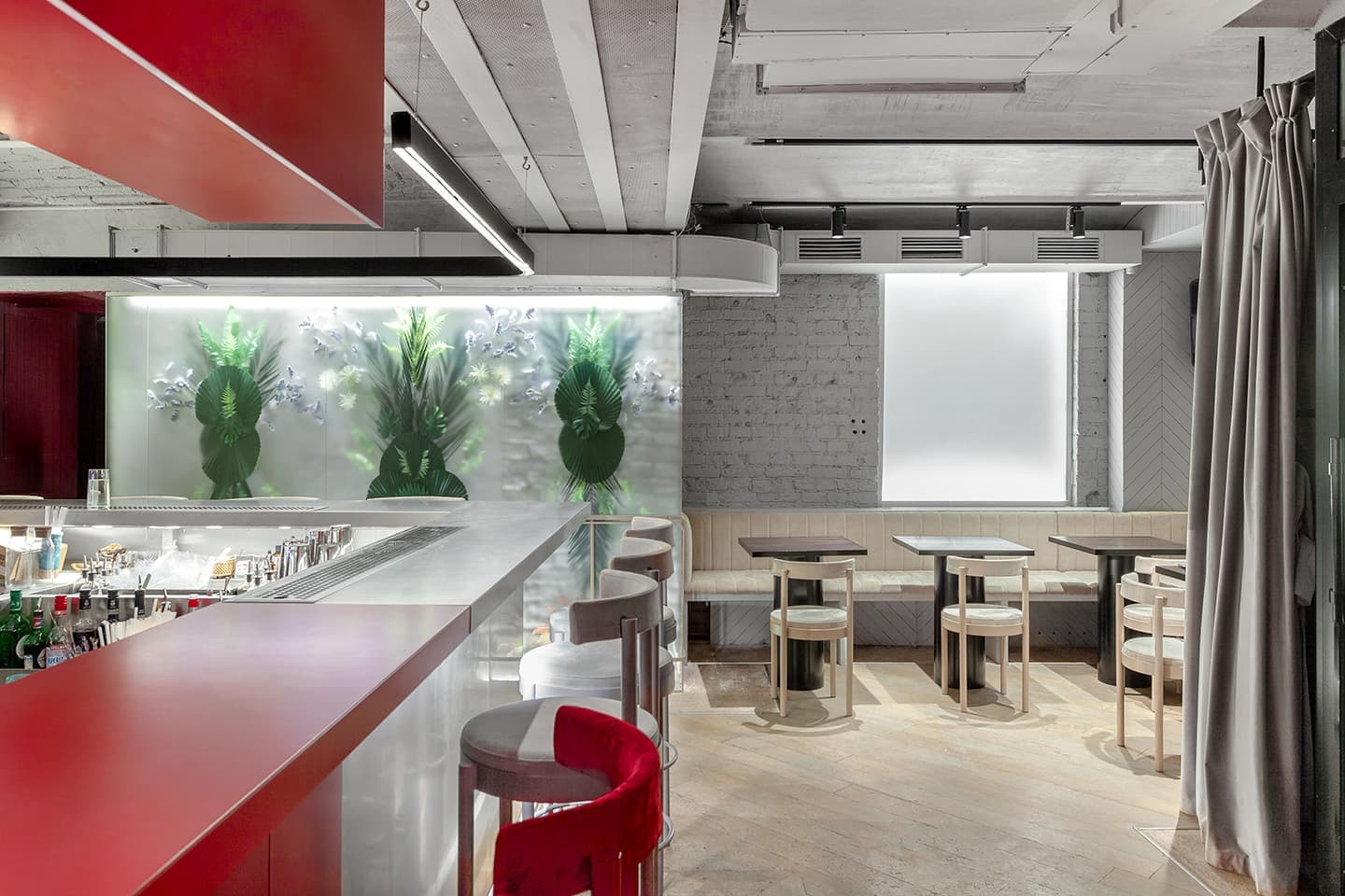 Бар в индустриальном стиле с цветовыми блоками – проект бюро SAGA