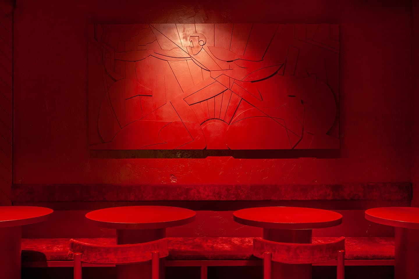 Бар в индустриальном стиле с цветовыми блоками – проект бюро SAGA