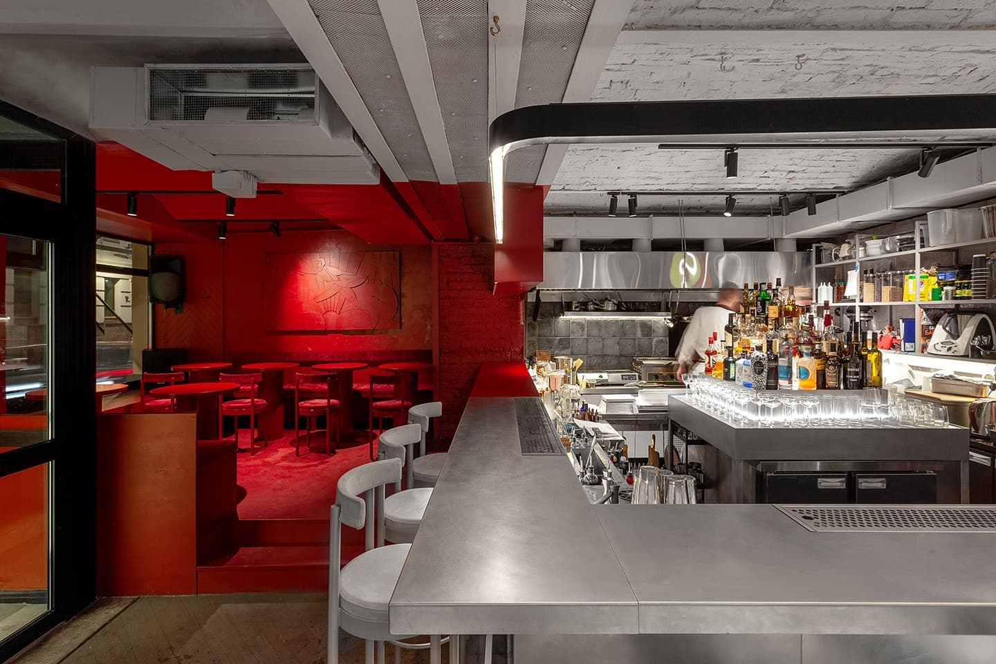 Бар в индустриальном стиле с цветовыми блоками – проект бюро SAGA