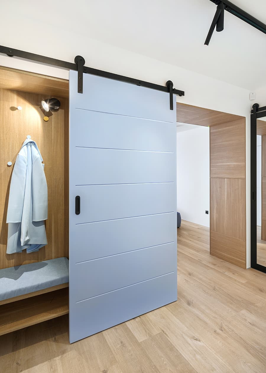 Квартира в голубых и желтых тонах со скрытыми решениями и авторской люстрой – проект дизайнера Иры Лисюк