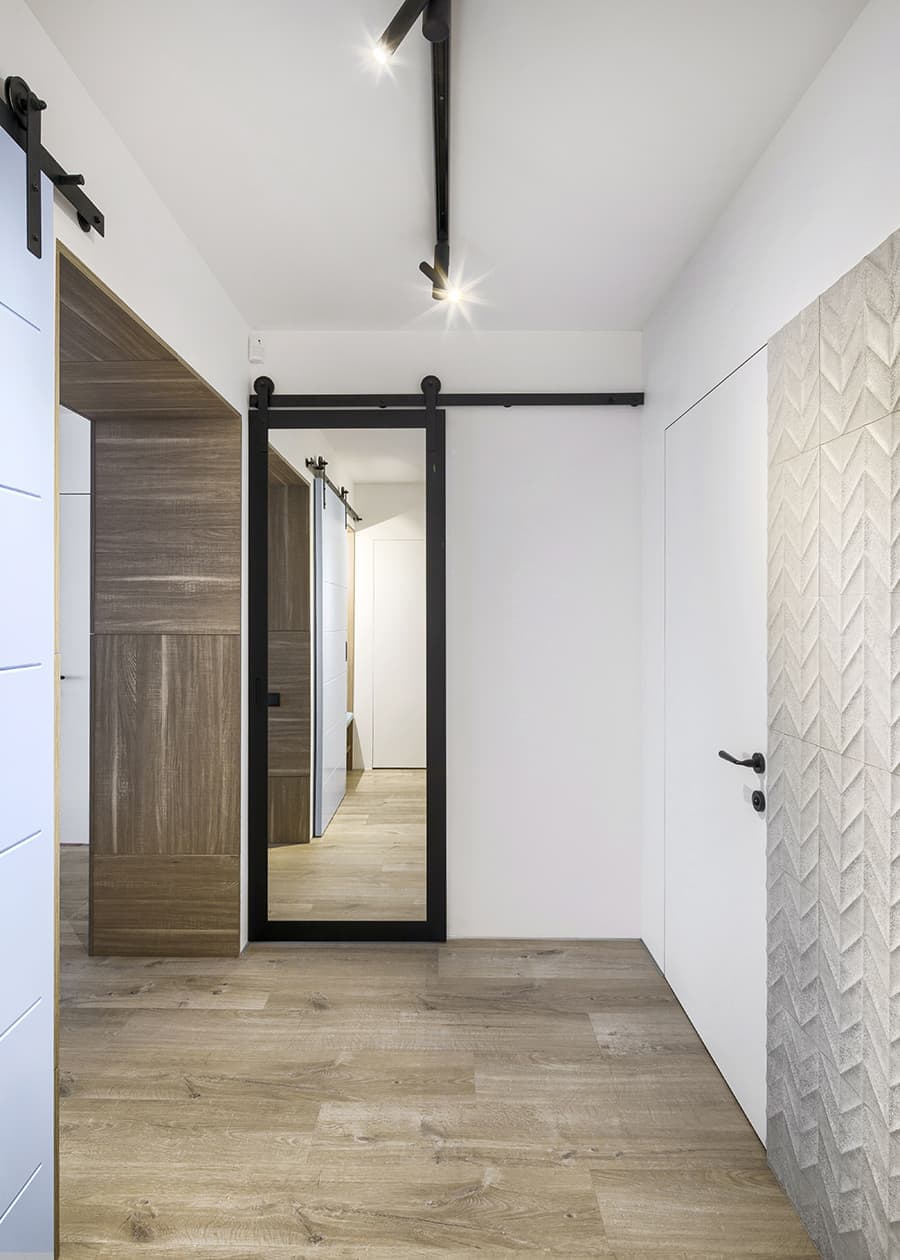 Квартира в голубых и желтых тонах со скрытыми решениями и авторской люстрой – проект дизайнера Иры Лисюк