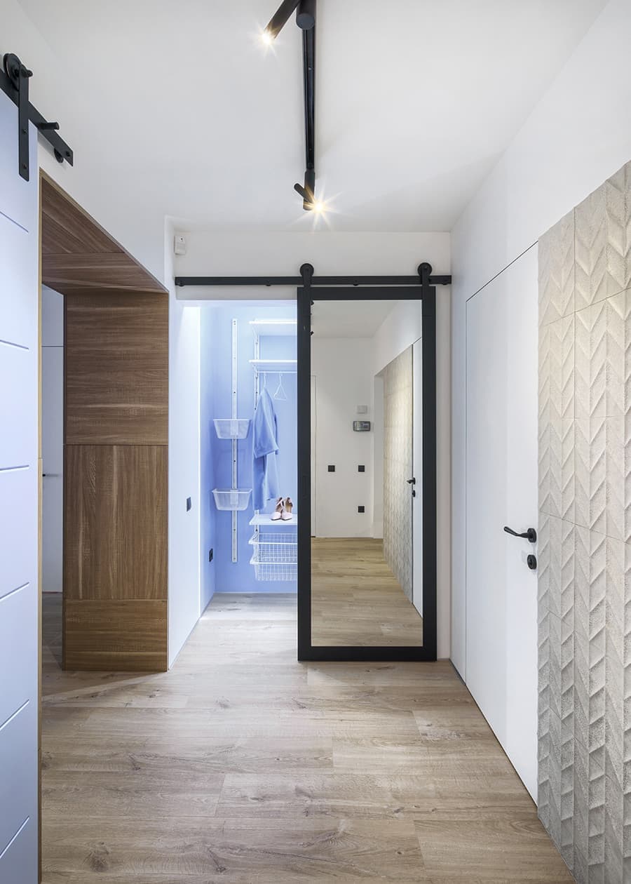 Квартира в голубых и желтых тонах со скрытыми решениями и авторской люстрой – проект дизайнера Иры Лисюк