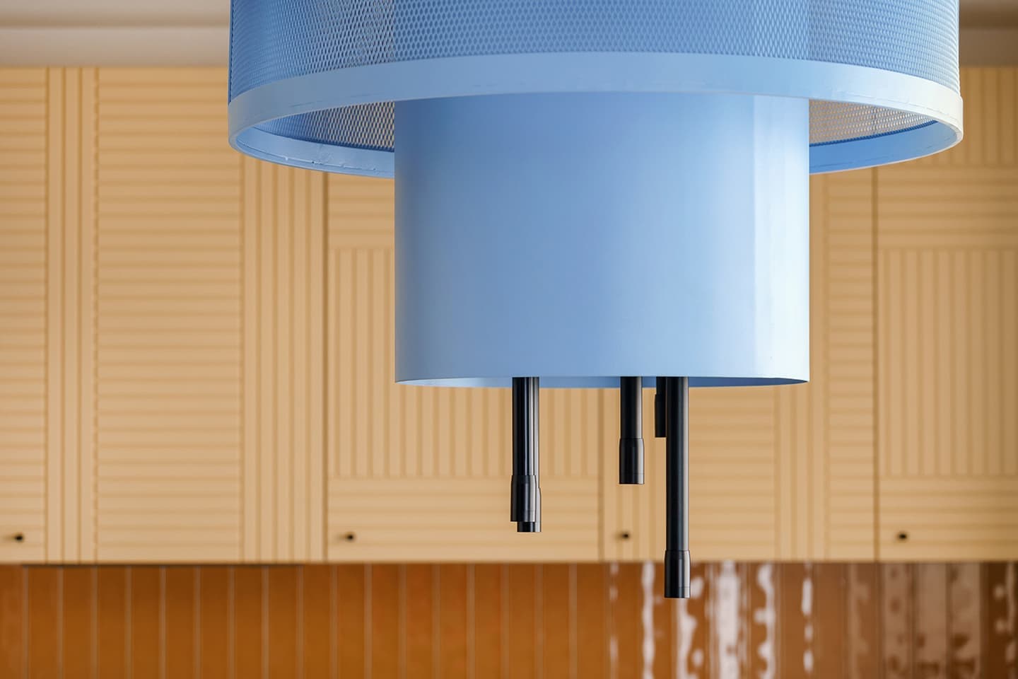 Квартира в голубых и желтых тонах со скрытыми решениями и авторской люстрой – проект дизайнера Иры Лисюк