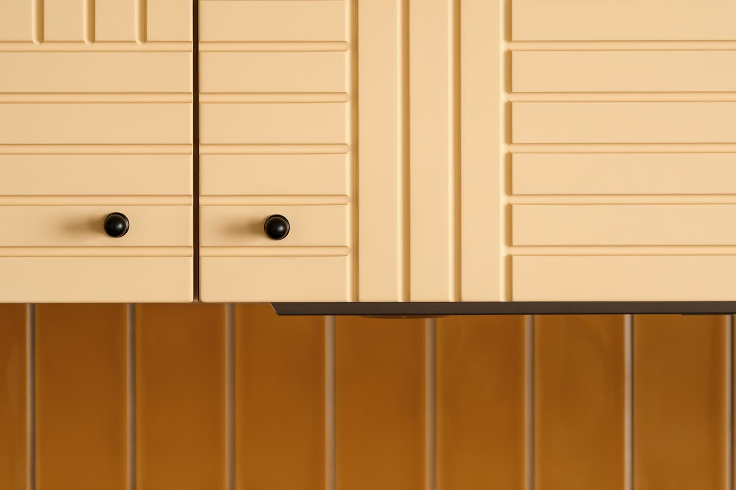 Квартира в голубых и желтых тонах со скрытыми решениями и авторской люстрой – проект дизайнера Иры Лисюк