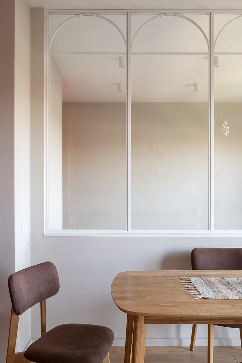 Светлая квартира со стеклянной перегородкой – проект бюро FREYA Architects