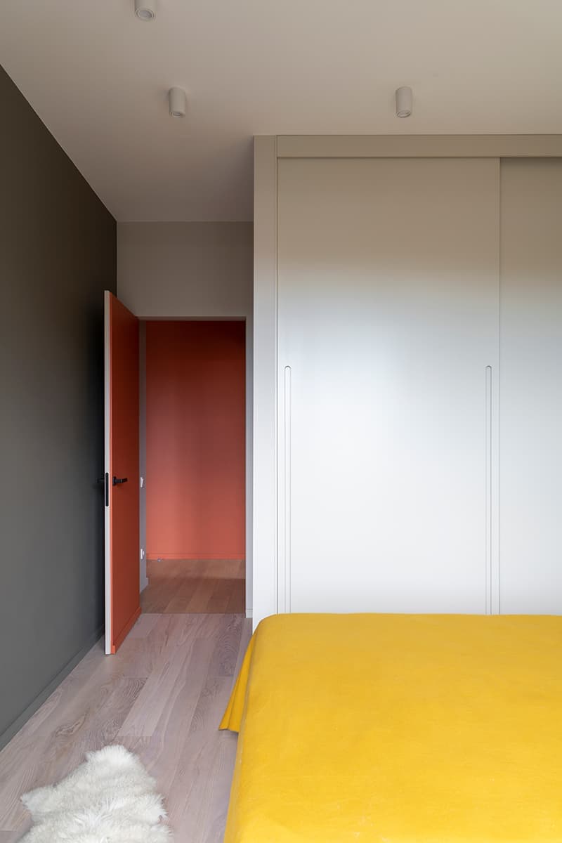 Светлая квартира со стеклянной перегородкой – проект бюро FREYA Architects