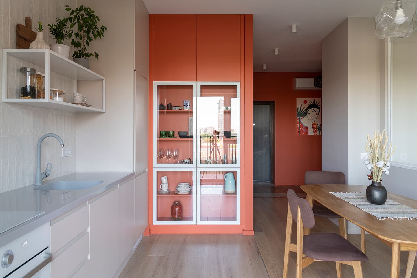 Светлая квартира со стеклянной перегородкой – проект бюро FREYA Architects