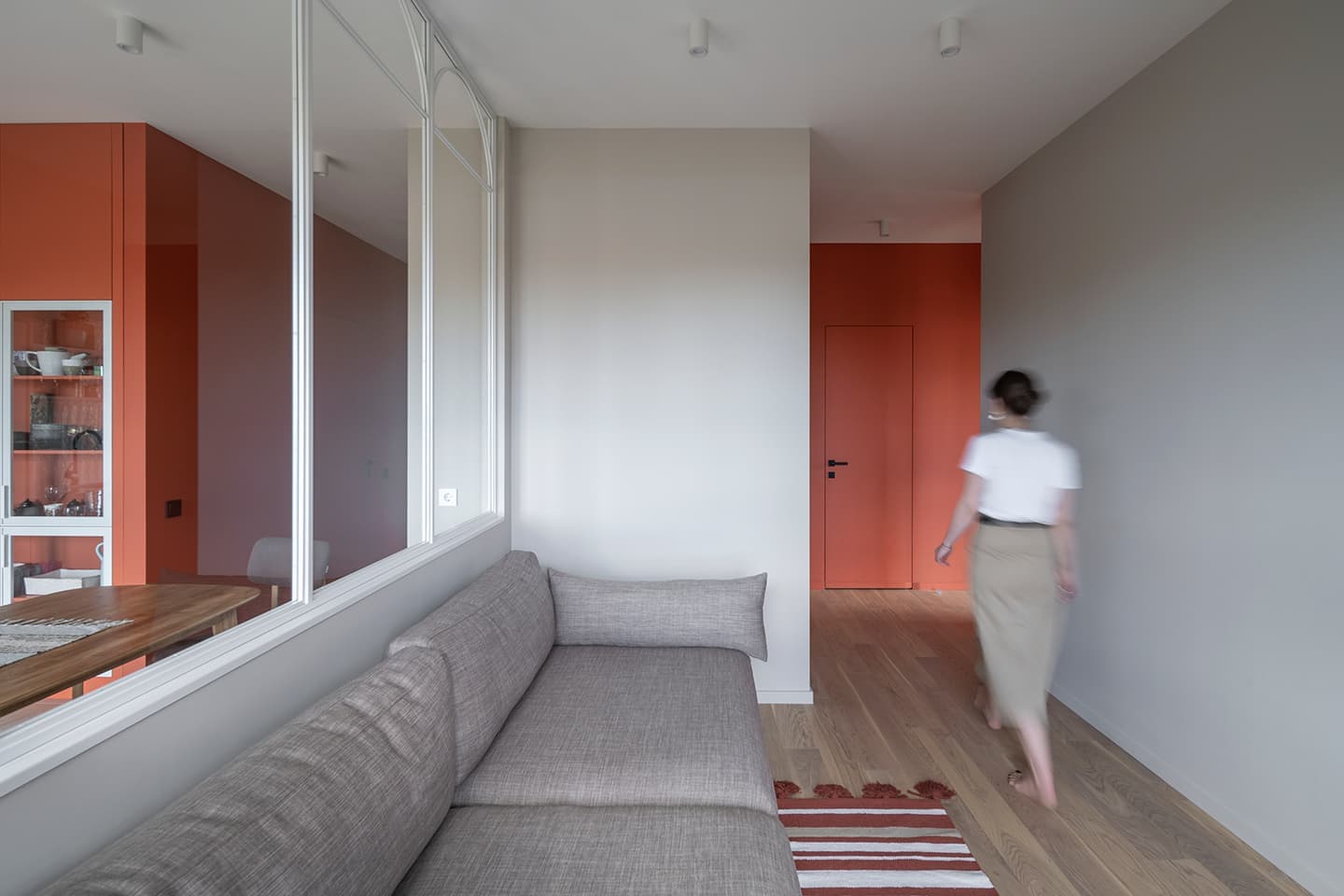 Светлая квартира со стеклянной перегородкой – проект бюро FREYA Architects