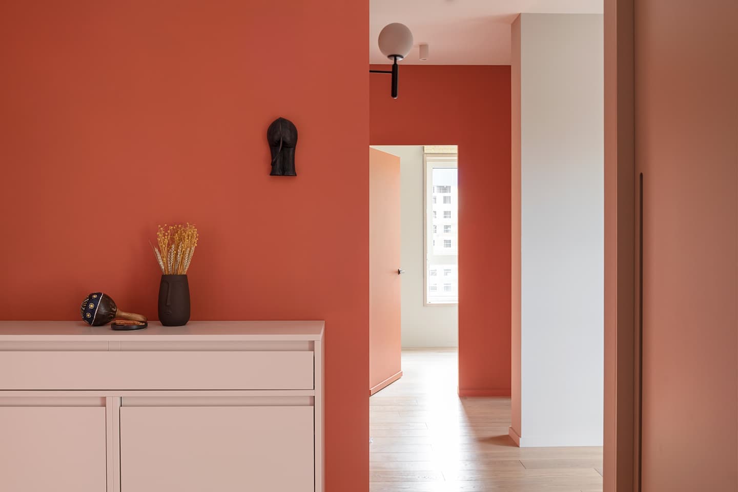 Светлая квартира со стеклянной перегородкой – проект бюро FREYA Architects