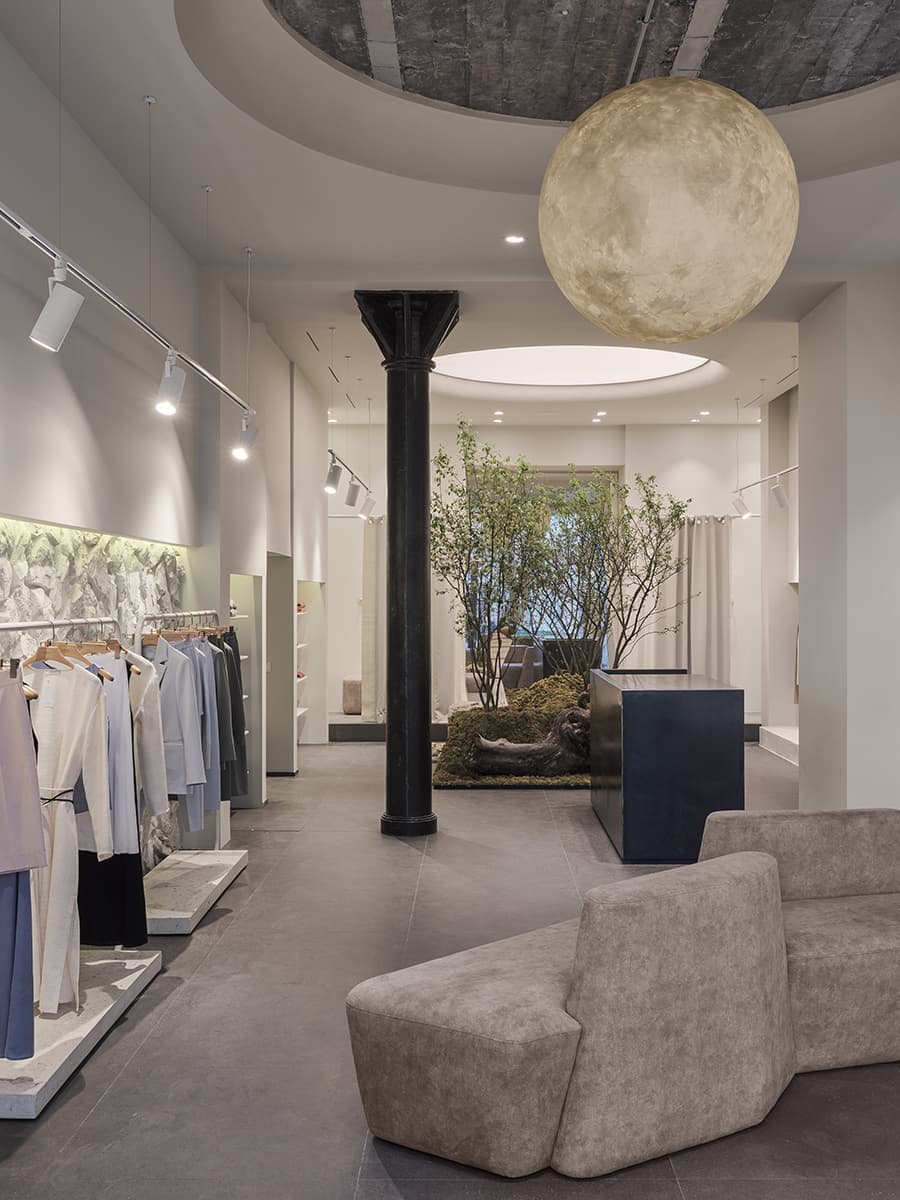 Магазин бренда одежды с гармоничным природным интерьером – проект бюро JL STUDIO