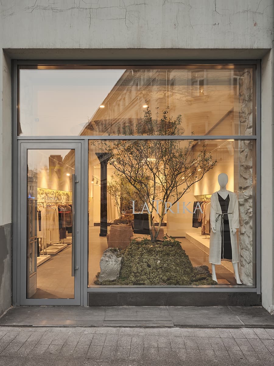 Магазин бренда одежды с гармоничным природным интерьером – проект бюро JL STUDIO