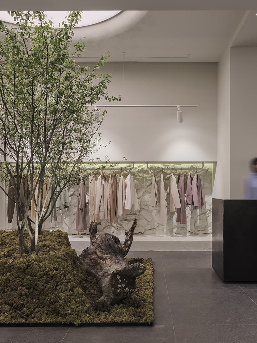 Магазин бренда одежды с гармоничным природным интерьером – проект бюро JL STUDIO