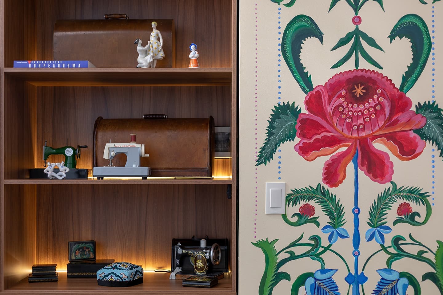 Ателье с предметами современного искусства и деревянным декором – проект бюро Nativ Studio