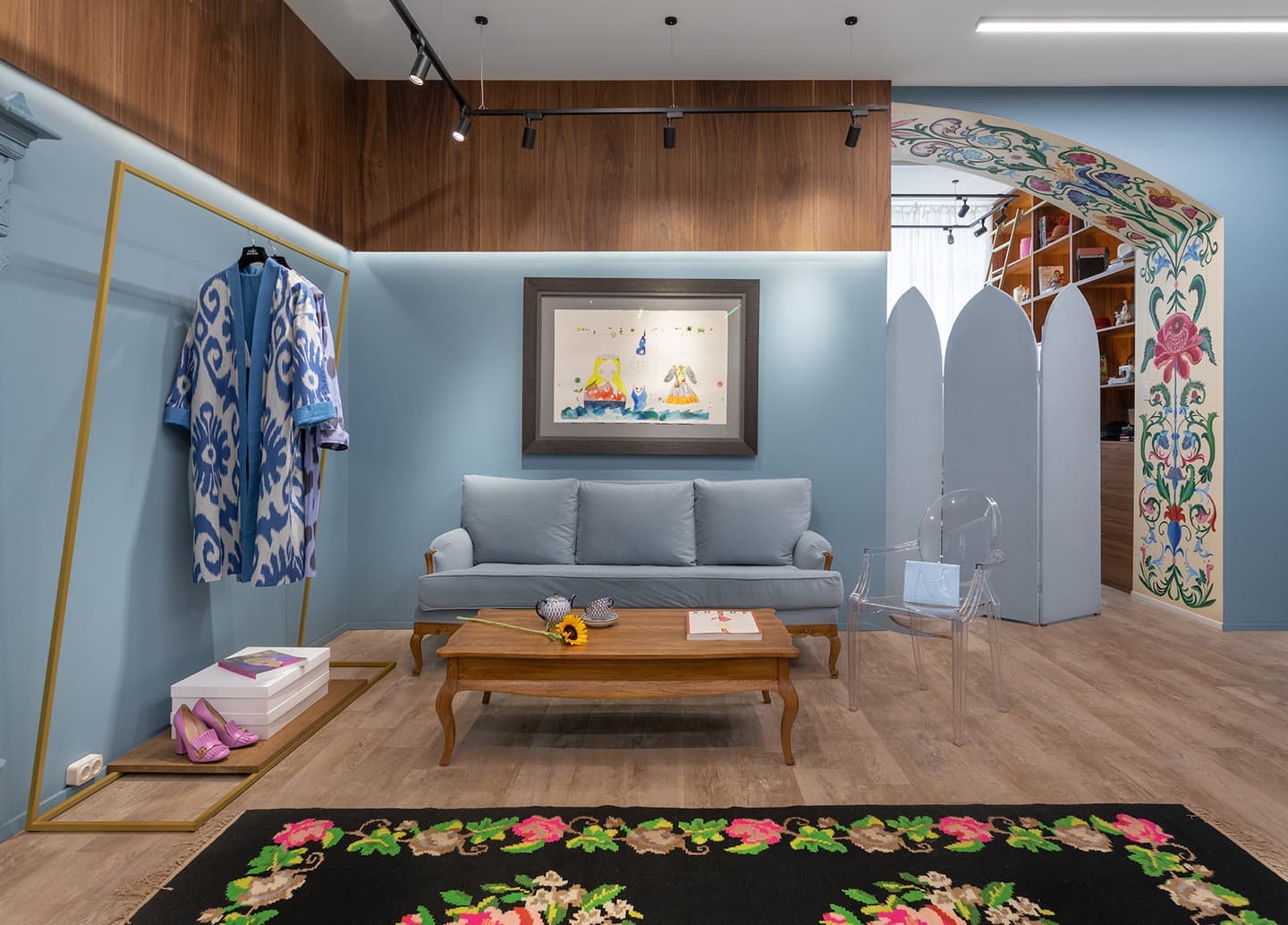 Ателье с предметами современного искусства и деревянным декором – проект бюро Nativ Studio