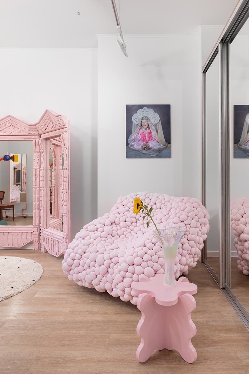 Ателье с предметами современного искусства и деревянным декором – проект бюро Nativ Studio