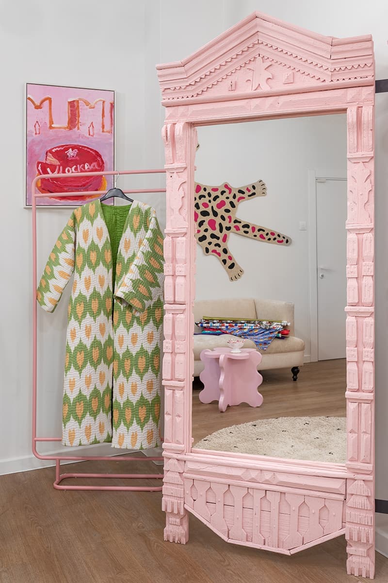 Ателье с предметами современного искусства и деревянным декором – проект бюро Nativ Studio